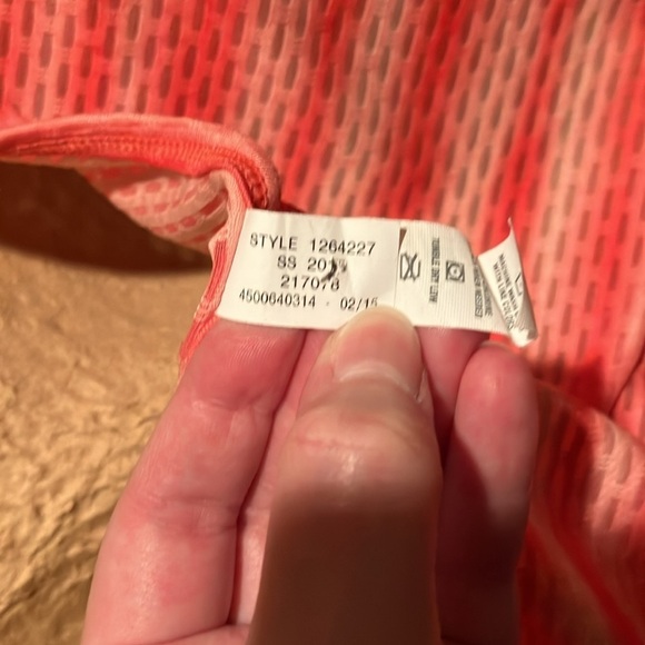 Under Armour HeatGear Activewear Top Size Medium - Picture 6 of 7